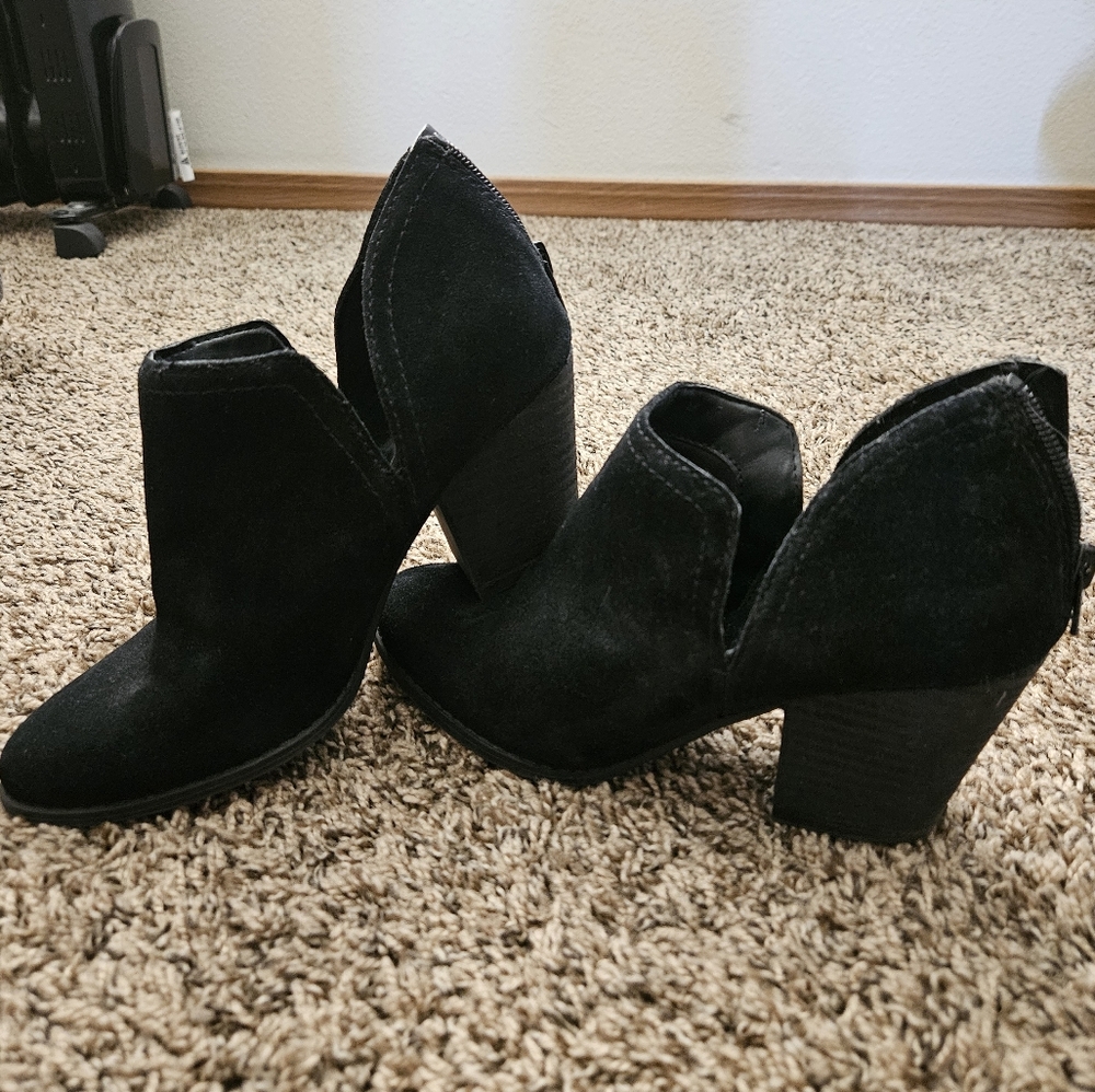 Fergie Black Chunky Heel/Ankle Bootie Size 8